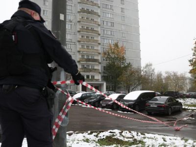 Полицейский работает на месте подрыва машины на Профсоюзной улице в Москве. Фото: Александр Щербак / ТАСС